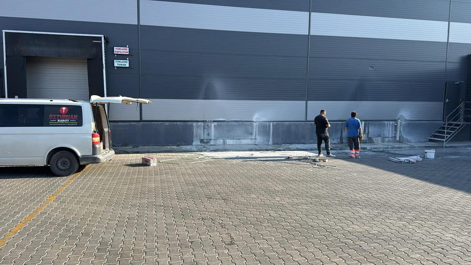 Özturhan Karot servis aracı ve ekibi bir sanayi tesisinde beton kesim sahasında