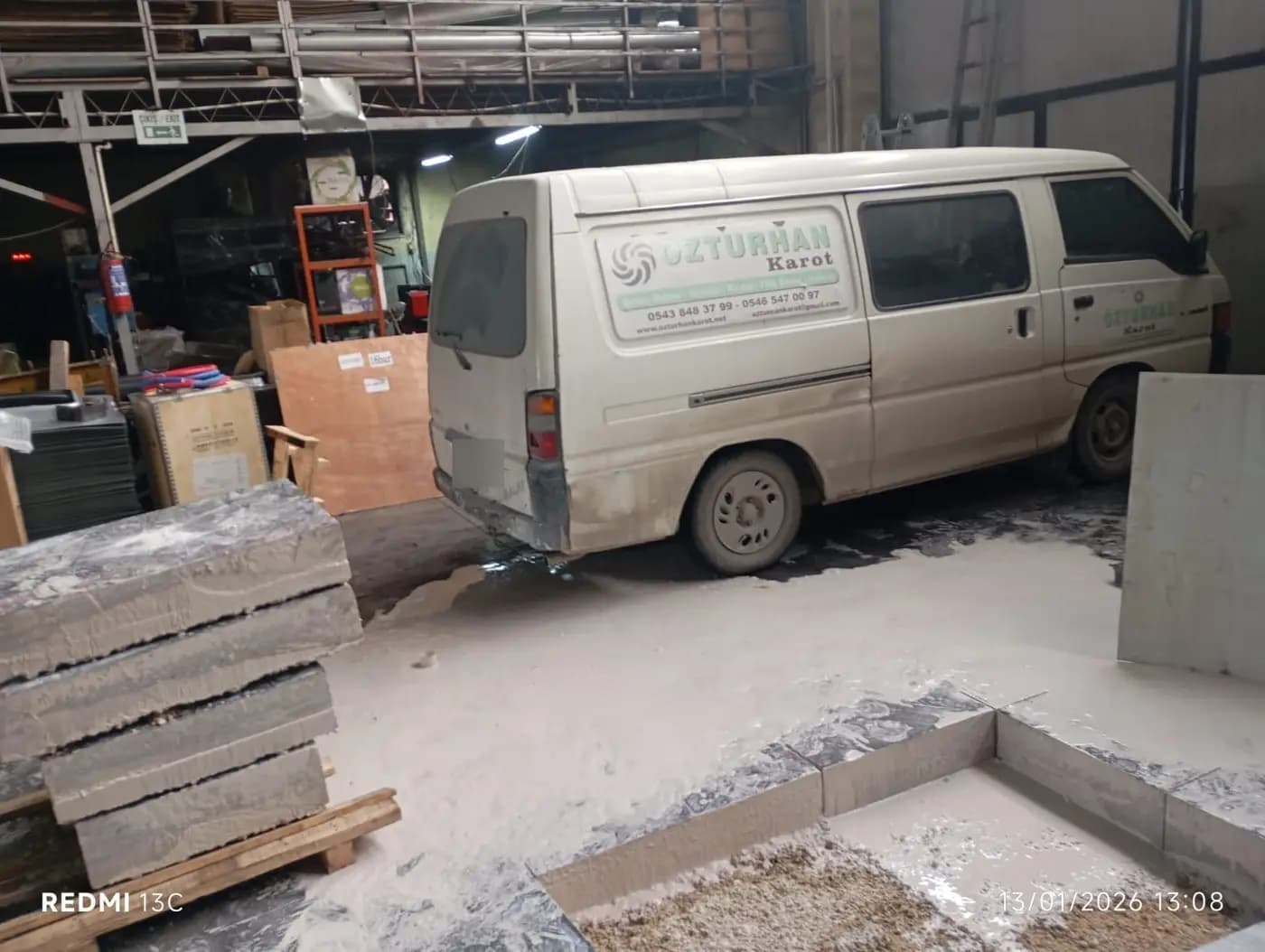 Atölye içinde palet üzerine üst üste konmuş kesilmiş beton bloklar ve sağda kesim hattının köşesi
