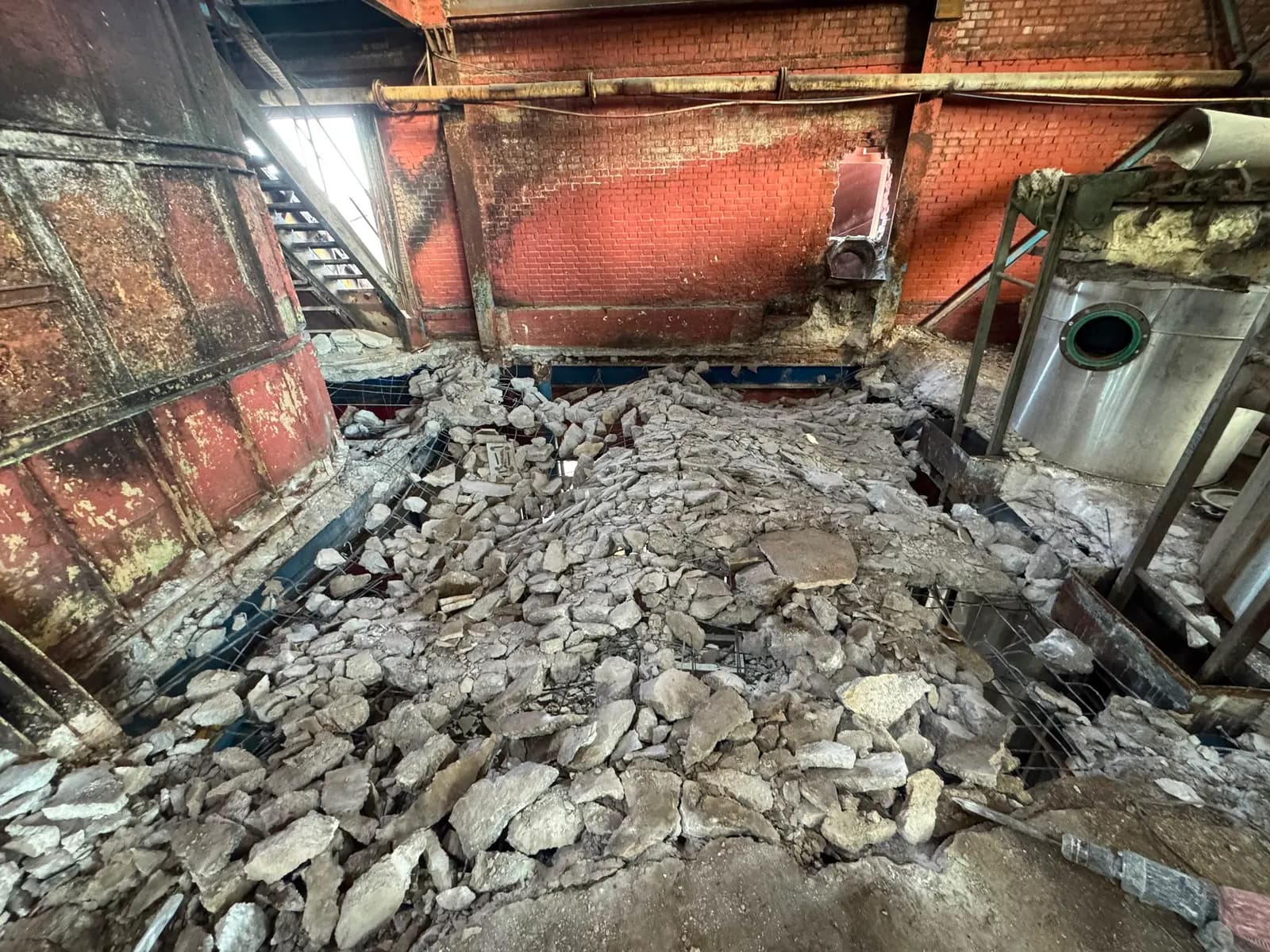 Söküm sonrası hasır donatısı açığa çıkmış döşeme ve toplanmayı bekleyen beton parçaları