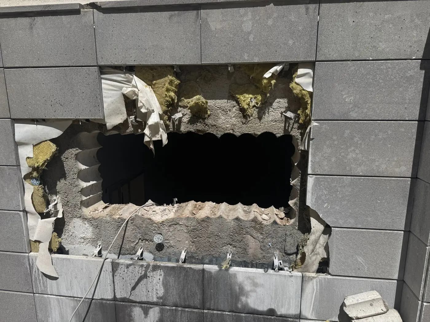 Cephede bitişik karot delikleriyle açılmış, kenarları tırtıklı dikdörtgen boşluk ve çevresinde duran kaplama panelleri