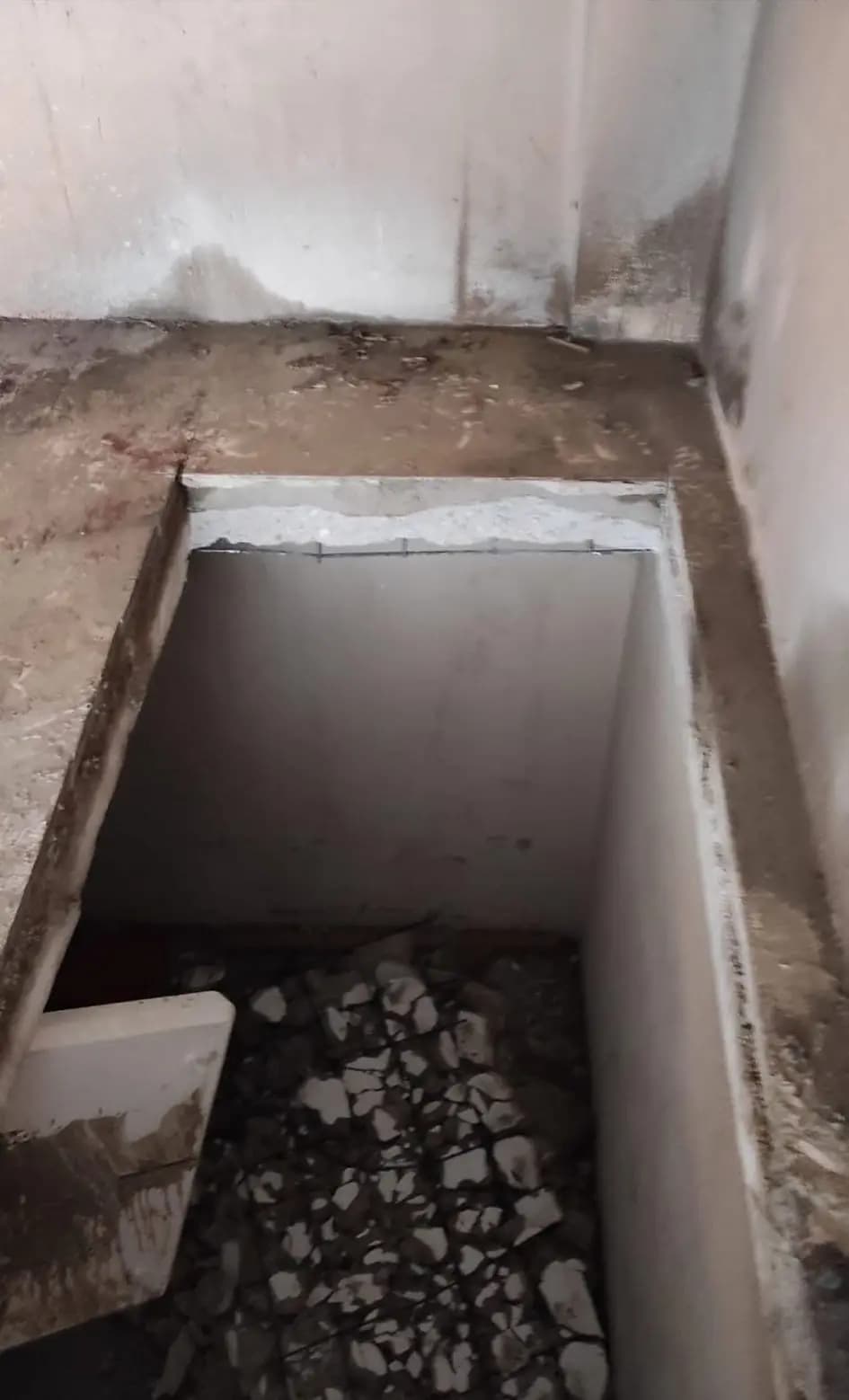 Islak hacim döşemesinde kesimle açılmış, kenarları düz dikdörtgen boşluk ve alt katta biriken moloz