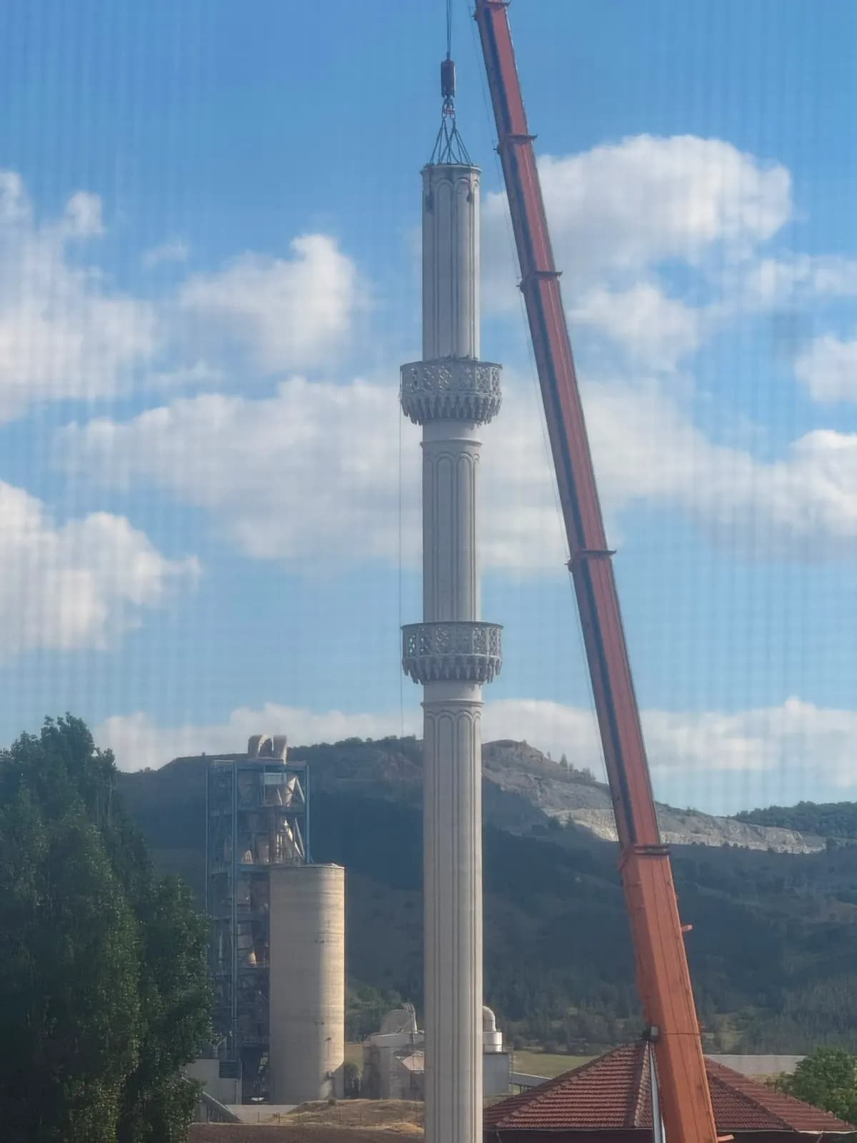 Külahı sökülmüş minare gövdesinin tepesine vinç halatının bağlanmış hali