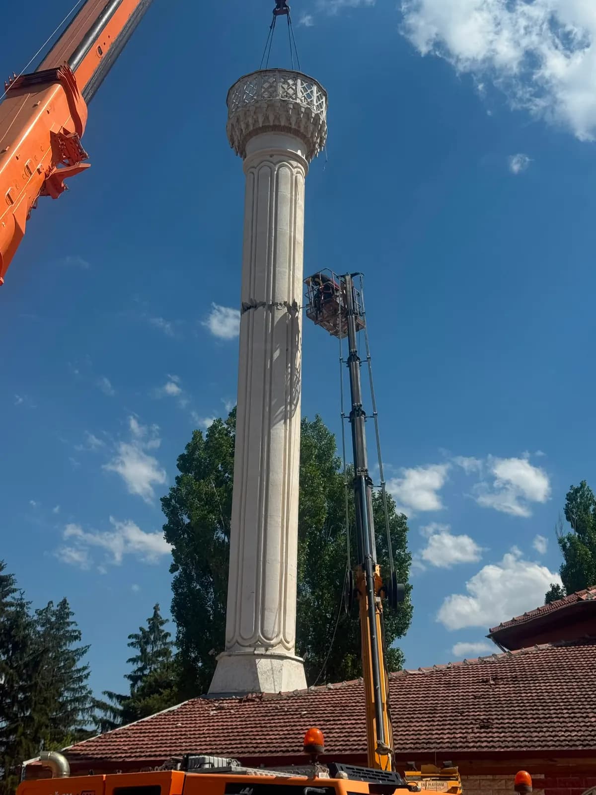 Sepetli platformdan çalışan personelin minare gövdesini şerefe altından kesmesi