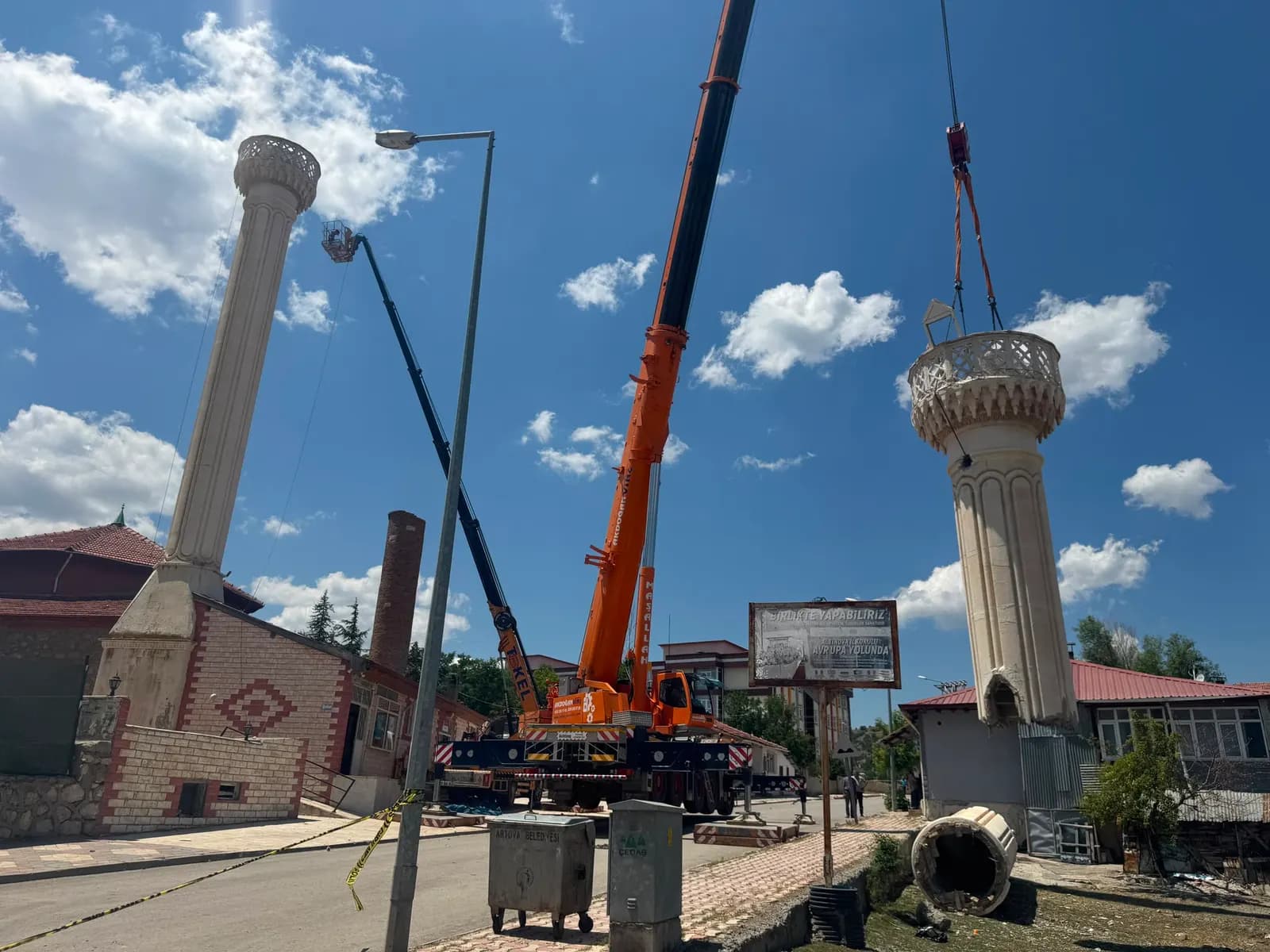 İndirilen minare parçalarının sokak kenarında yan yana dizilmiş hali
