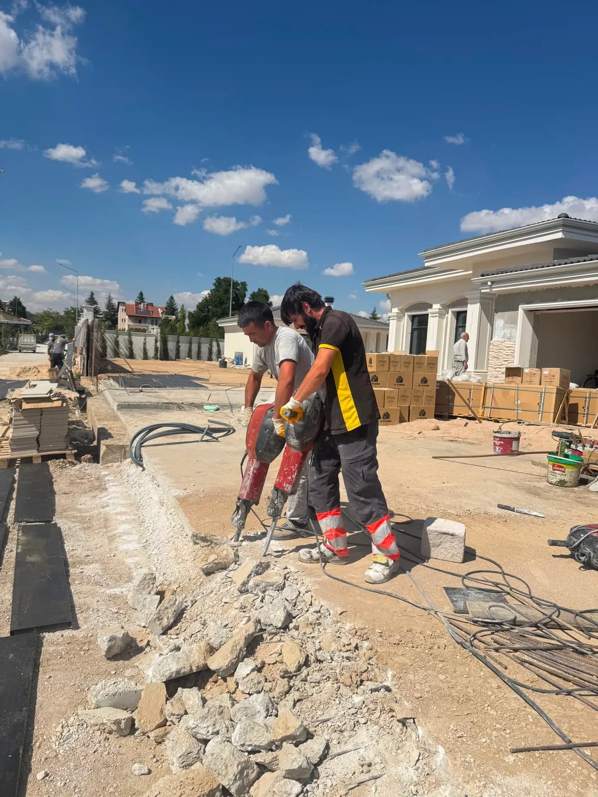 Aynı kırım hattı üzerinde yan yana iki kırıcıyla çalışan ekip ve sökülmüş beton parçaları