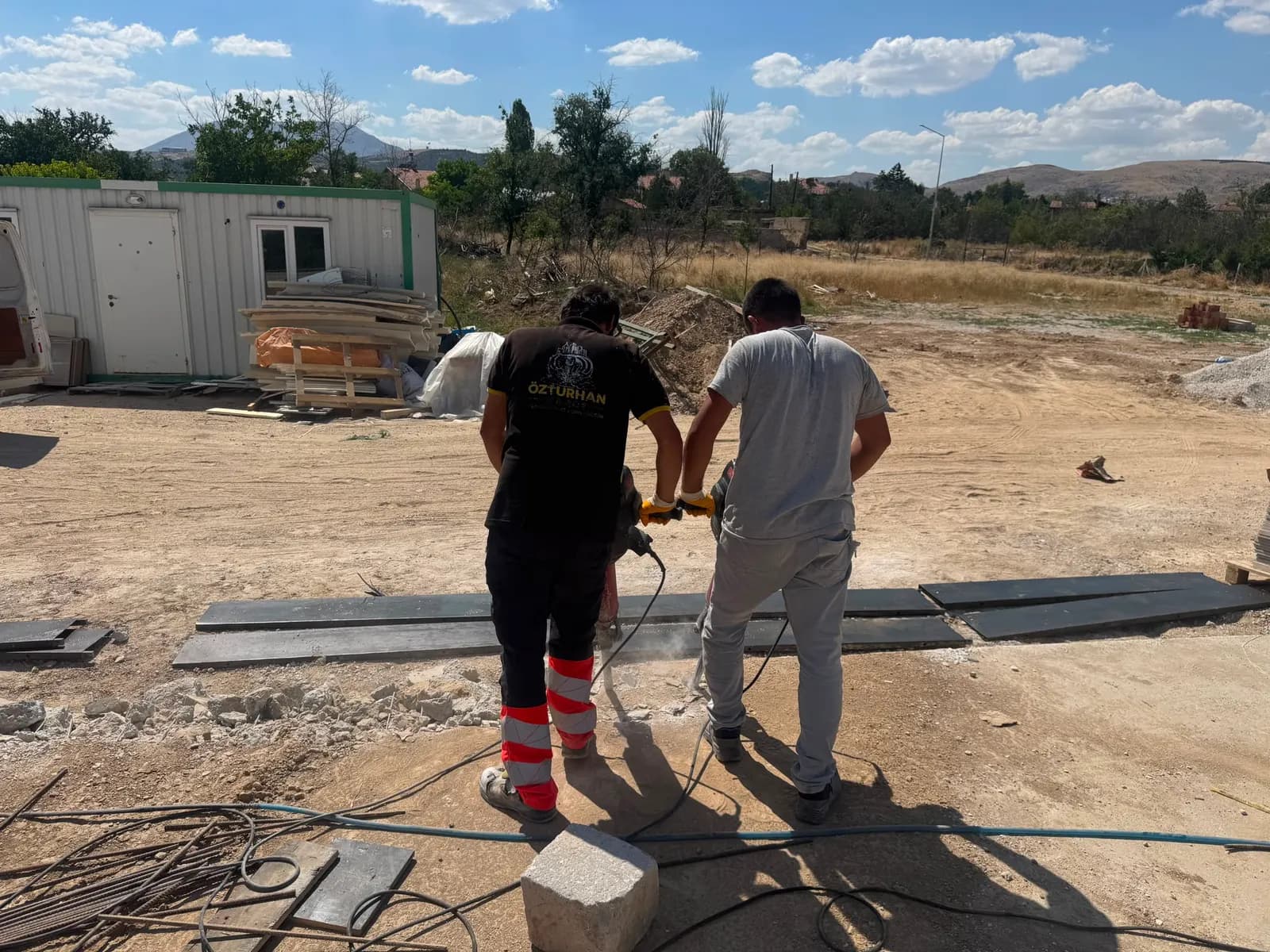 Saha betonunda açılan kırım hattı ve hattın dışında bozulmadan kalan beton yüzey