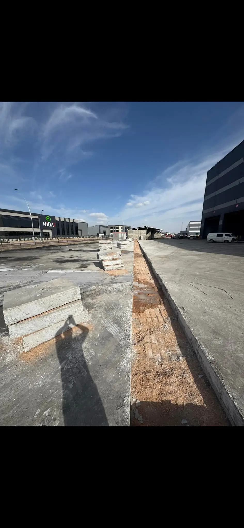Endüstriyel sahada şerit hâlinde kesilip kaldırılmış beton plakalar ve açığa çıkan hat güzergâhı