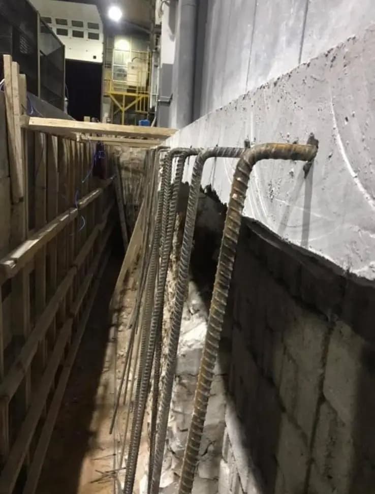 Derin temel kotunda kurulu ahşap kalıp ve mevcut betondan L biçiminde çıkarılmış filiz donatıları
